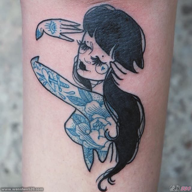 个性创意的拥抱纹身图案来自卢克雷齐娅