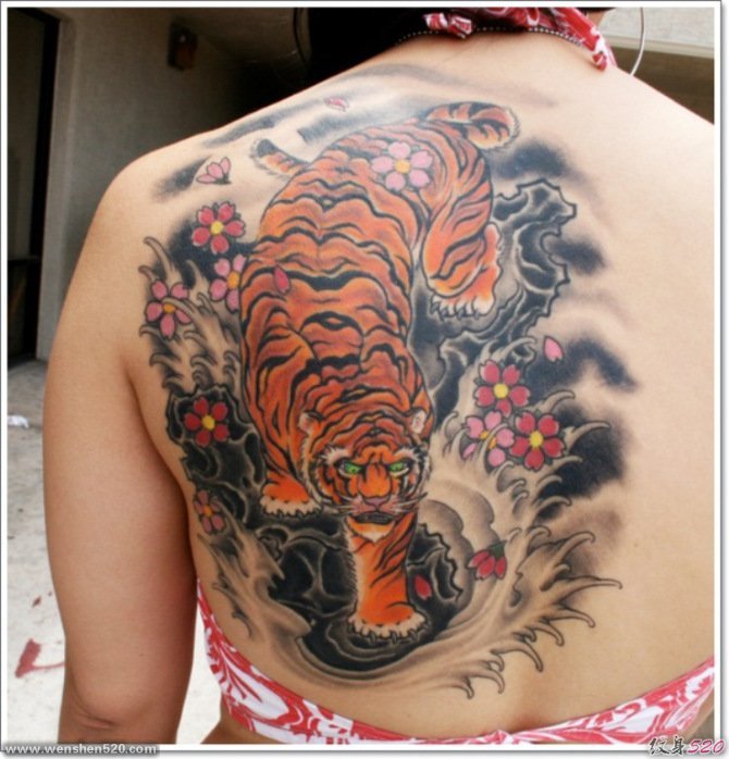 背上霸气的老虎纹身图案