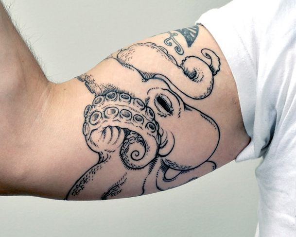 男士手臂一只霸气的章鱼纹身