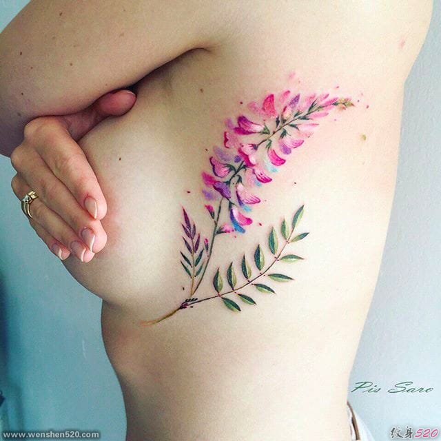 女性很清爽的植物和花朵纹身图案