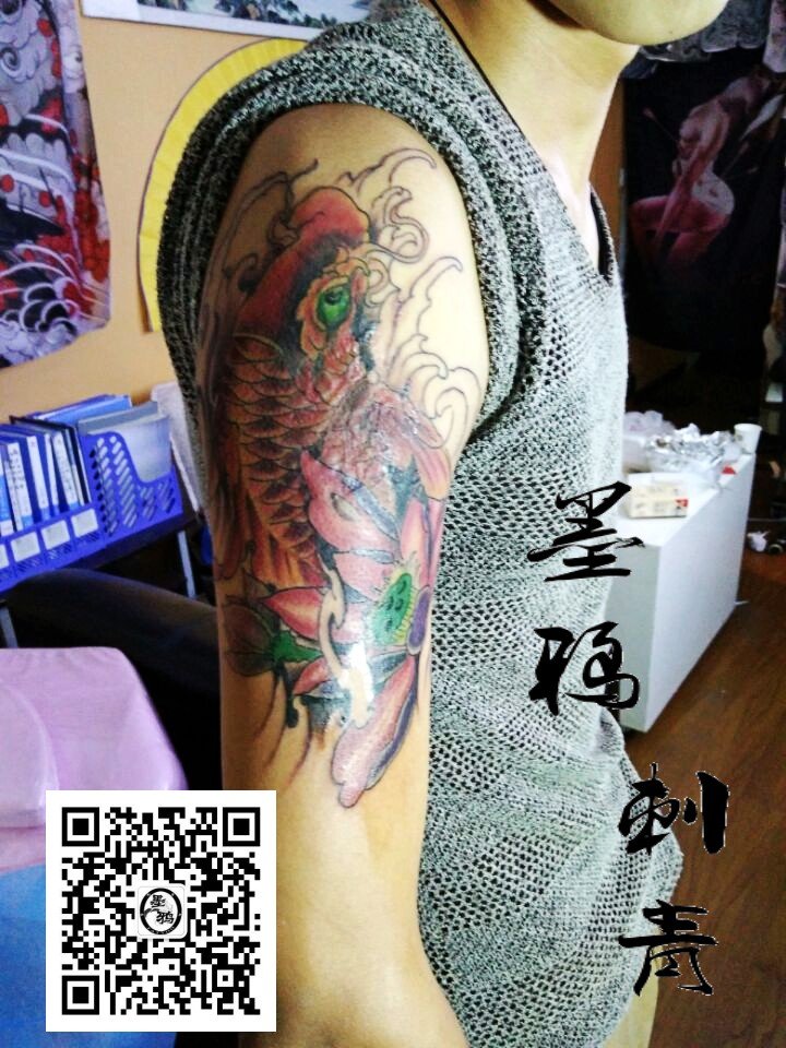 大臂七彩鲤鱼纹身图案  墨鸦刺青