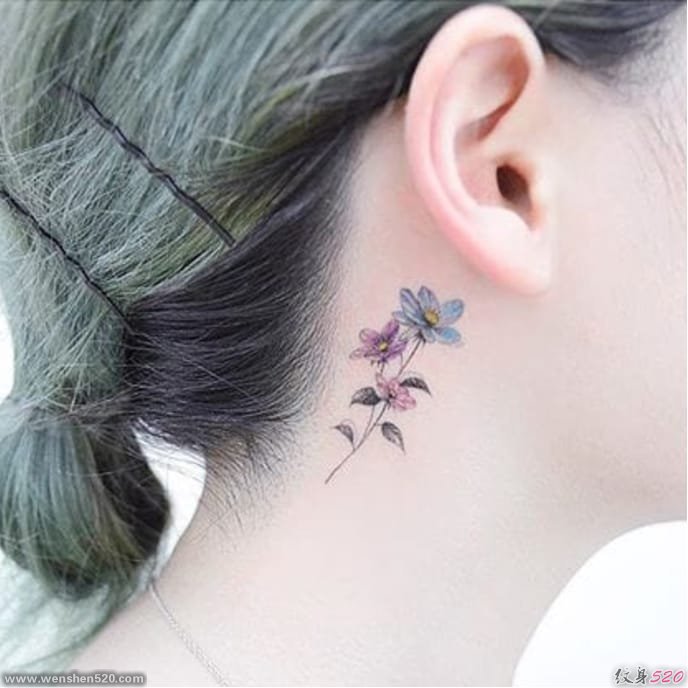 可爱清新女生耳朵后面漂亮的小花朵纹身图案
