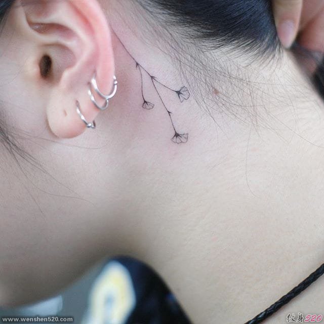 可爱清新女生耳朵后面漂亮的小花朵纹身图案