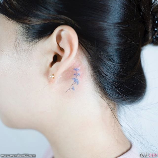 可爱清新女生耳朵后面漂亮的小花朵纹身图案