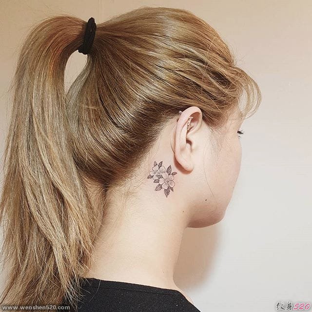 可爱清新女生耳朵后面漂亮的小花朵纹身图案