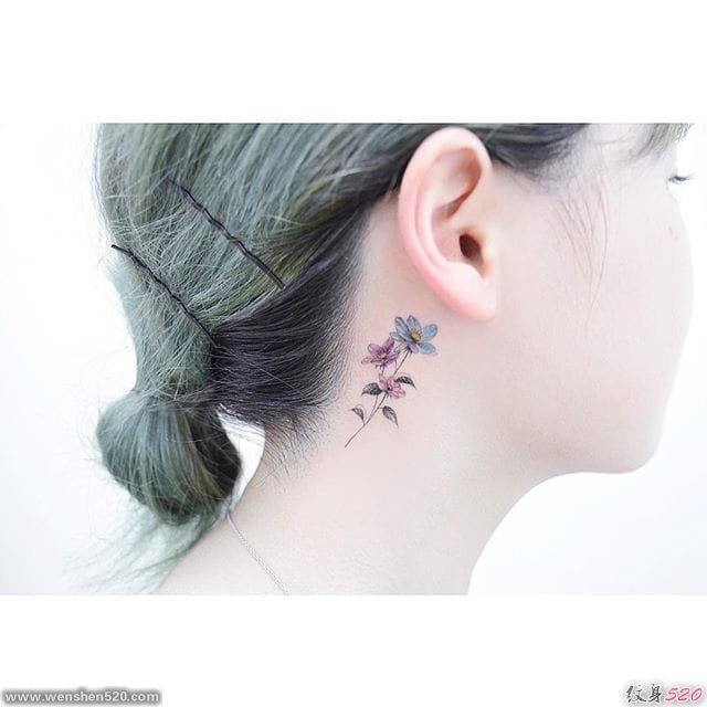 可爱清新女生耳朵后面漂亮的小花朵纹身图案
