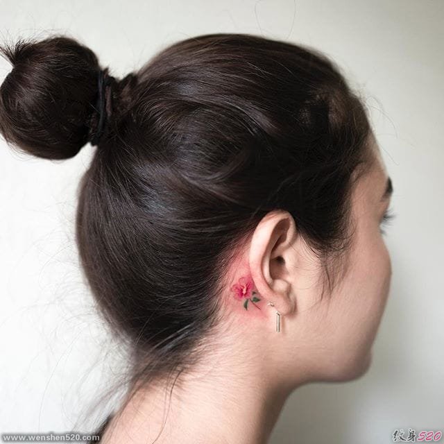 可爱清新女生耳朵后面漂亮的小花朵纹身图案