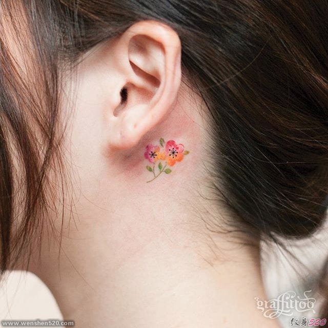 可爱清新女生耳朵后面漂亮的小花朵纹身图案