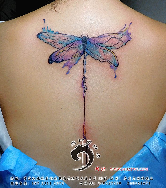 女子背上漂亮的水彩蜻蜓纹身图案_TATTOO墨针堂