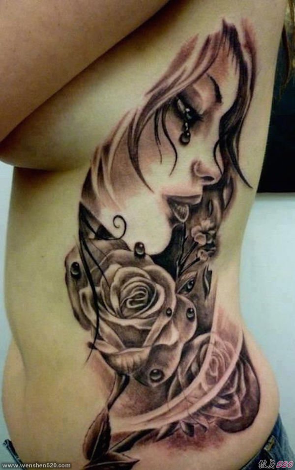 女性性感侧肋上漂亮的纹身图案
