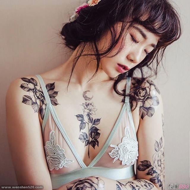 漂亮性感的纹身女性的纹身图案