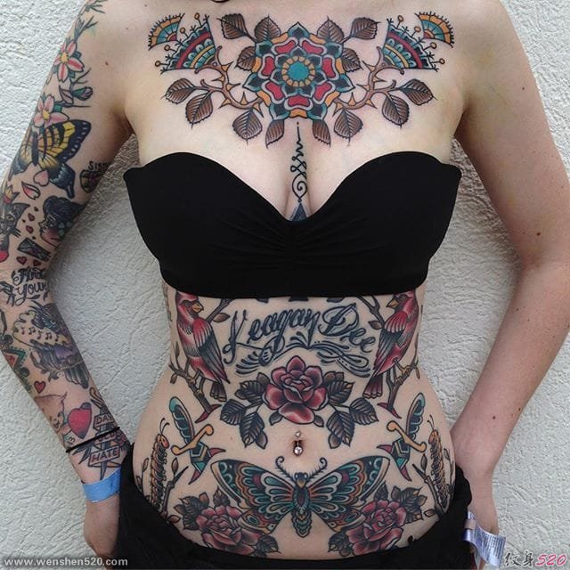 漂亮性感的纹身女性的纹身图案