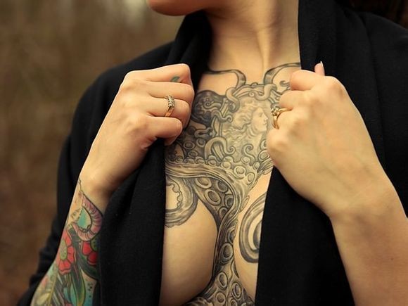 欧美女性胸部黑白创意图腾欧美刺青