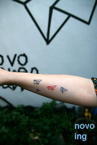 手臂漂亮的纸飞机纹身