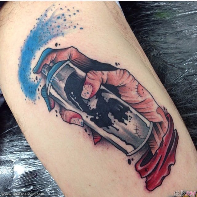手臂上创意彩色喷绘瓶纹身图案来自安德鲁·史密斯