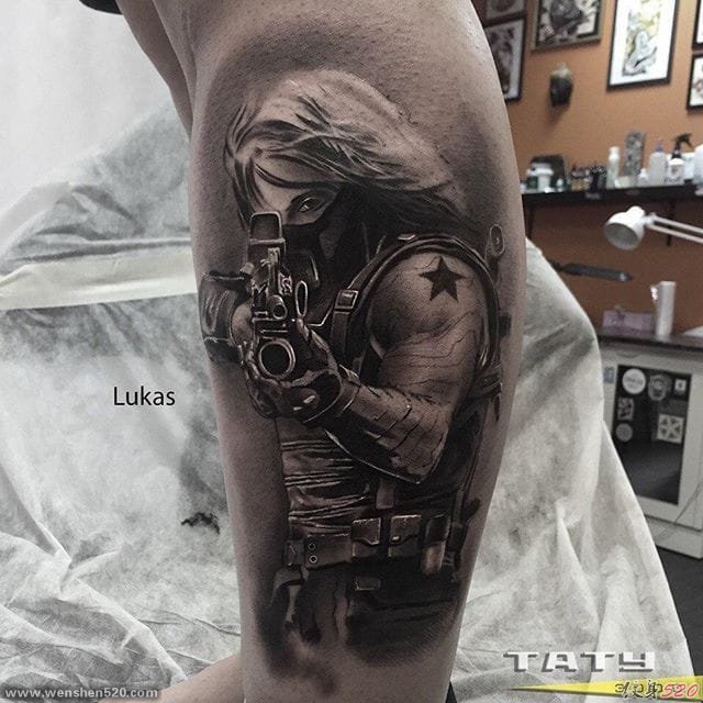手臂上美国队长和冬天的士兵纹身图案来自安德烈·卢卡斯