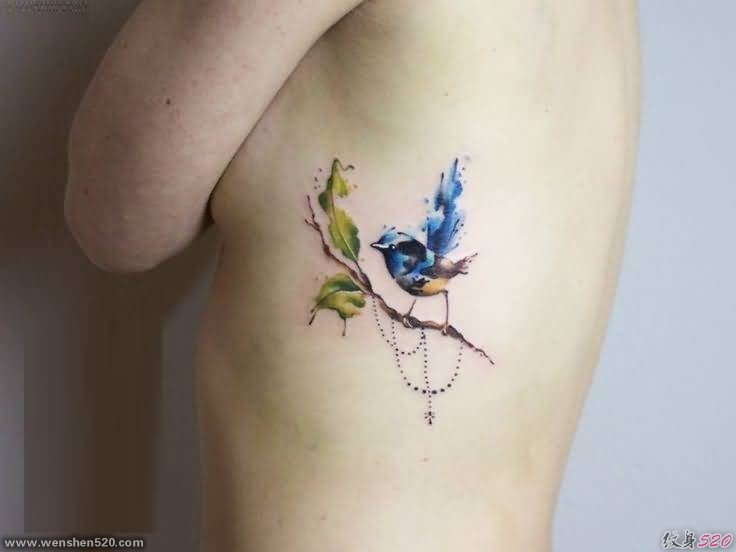侧肋蓝色小鸟和树枝纹身图案