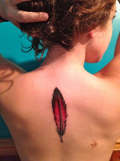 女性背部红色羽毛纹身