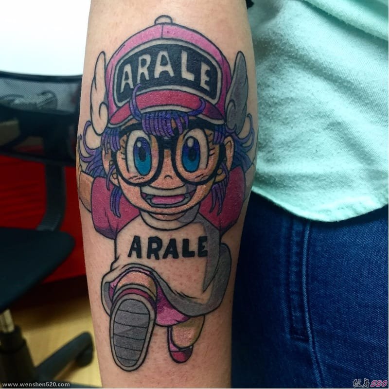 可爱阿拉蕾动漫人物的纹身来自米凯拉博坦