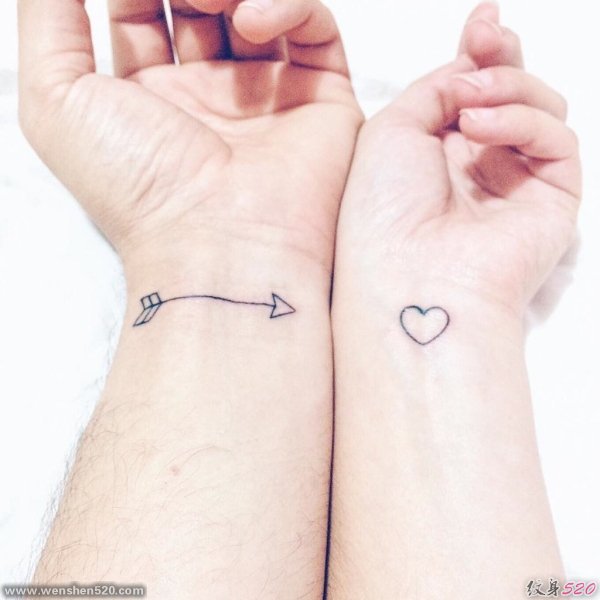 情侣手指关节上简单的匹配的纹身图案