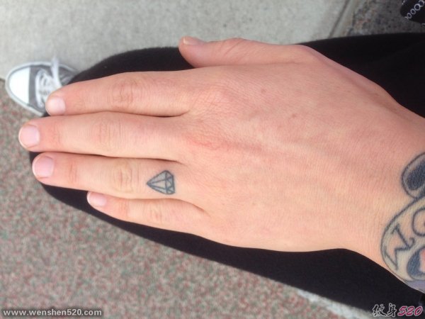 情侣手指关节上简单的匹配的纹身图案