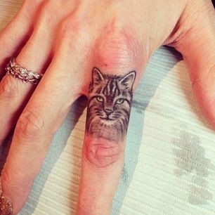 手指小小的猫头像纹身