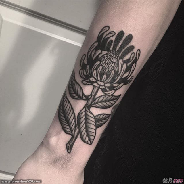 漂亮的黑色花卉纹身图案