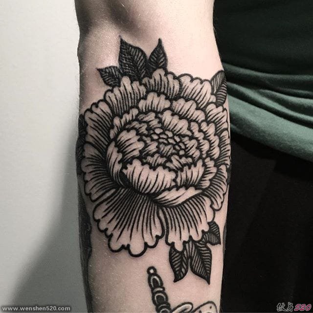 漂亮的黑色花卉纹身图案