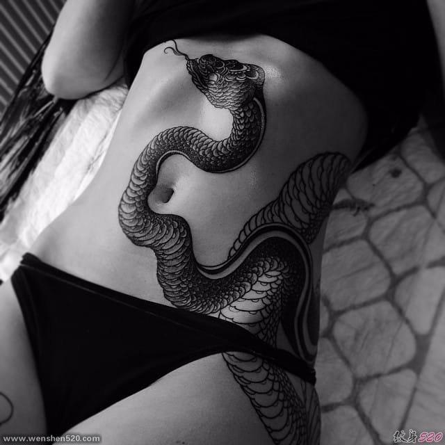 让人毛骨悚然的现实风格蛇纹身图案