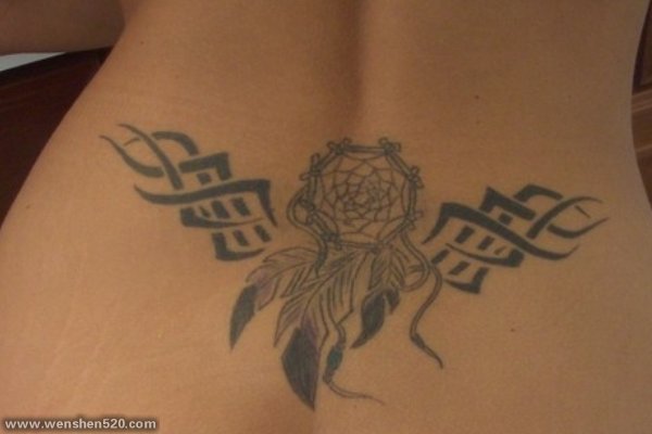 女性身上漂亮的捕梦网纹身图片