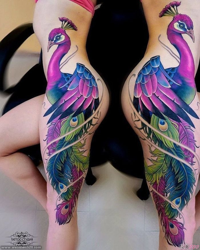 女子侧身超级漂亮的彩色孔雀纹身图案