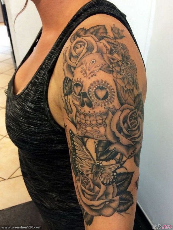 女子左手大臂黑灰色骷髅头纹身图案