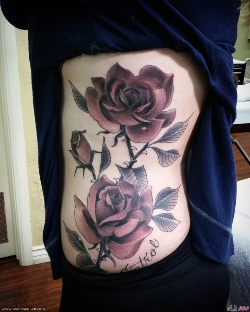 女子左侧肋上的大面积玫瑰花朵纹身图案