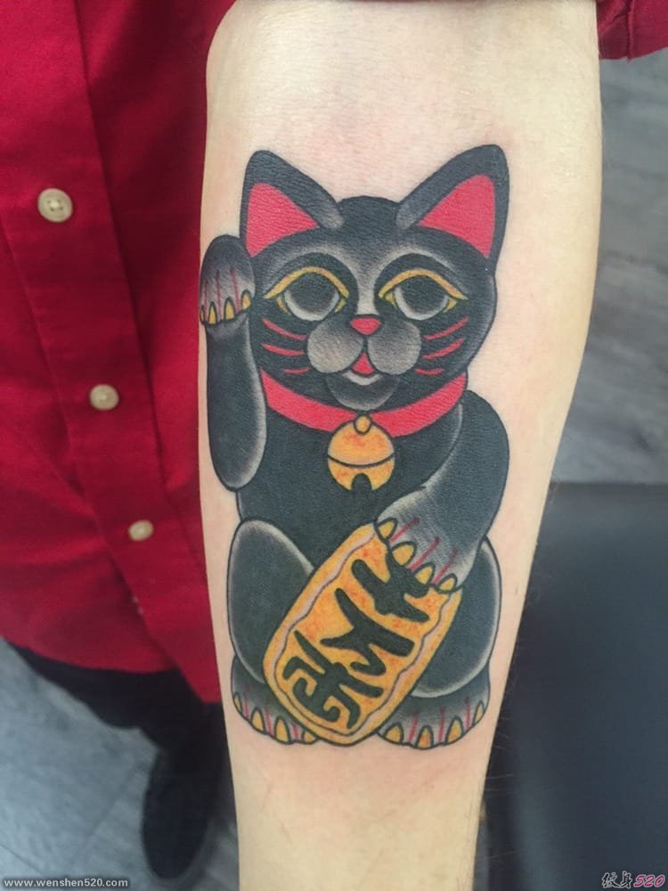 左手小臂上可爱的黑色招财猫纹身图片