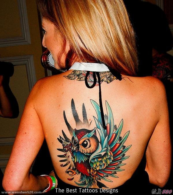 女子背上漂亮的受箭伤的彩色猫头鹰纹身图案
