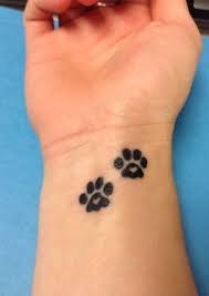 手腕处两个可爱的黑色猫爪印纹身图片