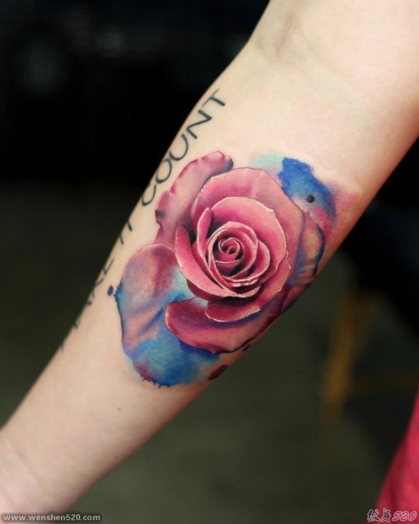 手小臂上漂亮的水彩玫瑰花纹身图片