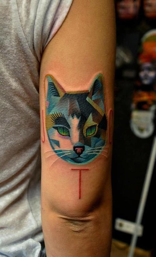 手臂上彩色猫头像纹身
