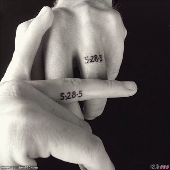 代表爱情的情侣小清新手指上的戒指纹身图案