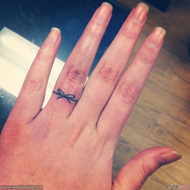 代表爱情的情侣小清新手指上的戒指纹身图案