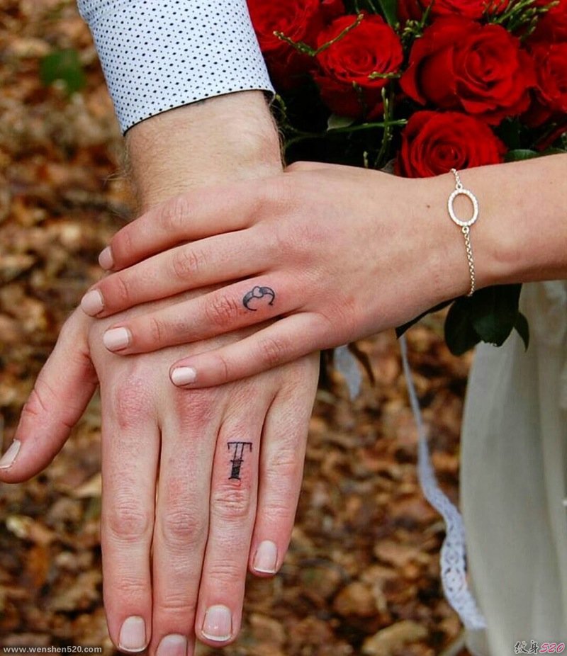 代表爱情的情侣小清新手指上的戒指纹身图案