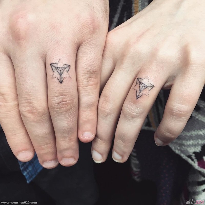 代表爱情的情侣小清新手指上的戒指纹身图案