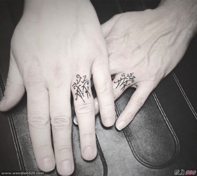 代表爱情的情侣小清新手指上的戒指纹身图案