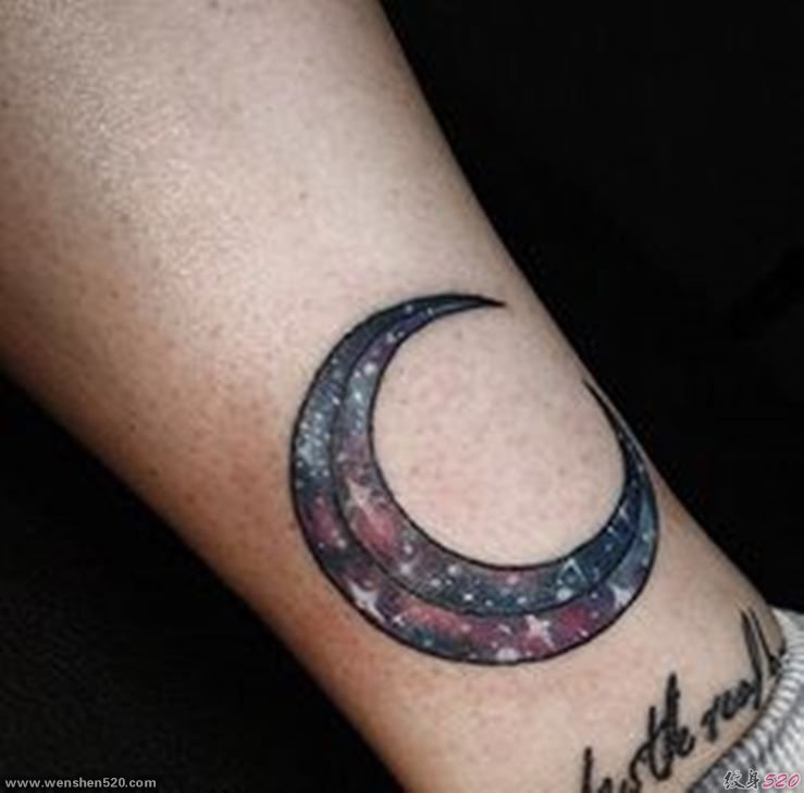 迷人的月亮主题纹身图案