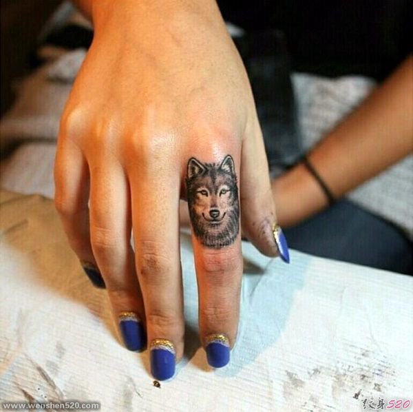 女性手指上帅气的狼纹身图片