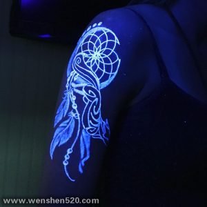 女子右手大臂膀上的捕梦网荧光隐形纹身图案