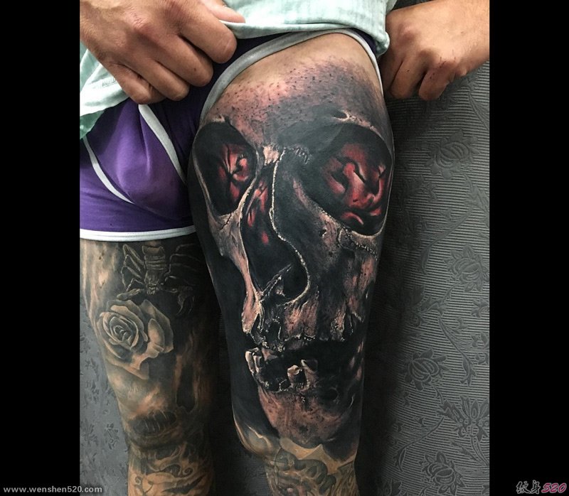 男性左右花腿恐怖的大骷髅头纹身图片