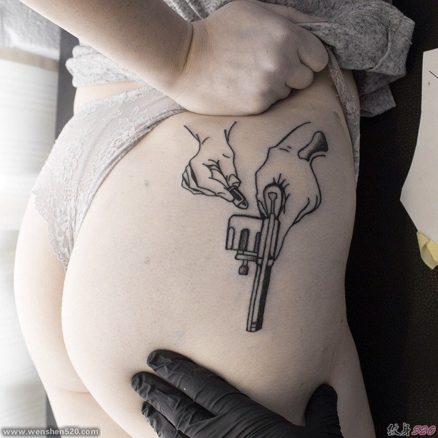 性感女性臀部上的手枪纹身图案
