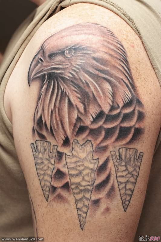 左手大臂上帅气的黑灰色鹰纹身图片