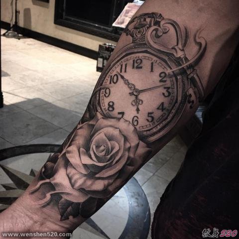 手臂和腿部上的各种时钟纹身图案